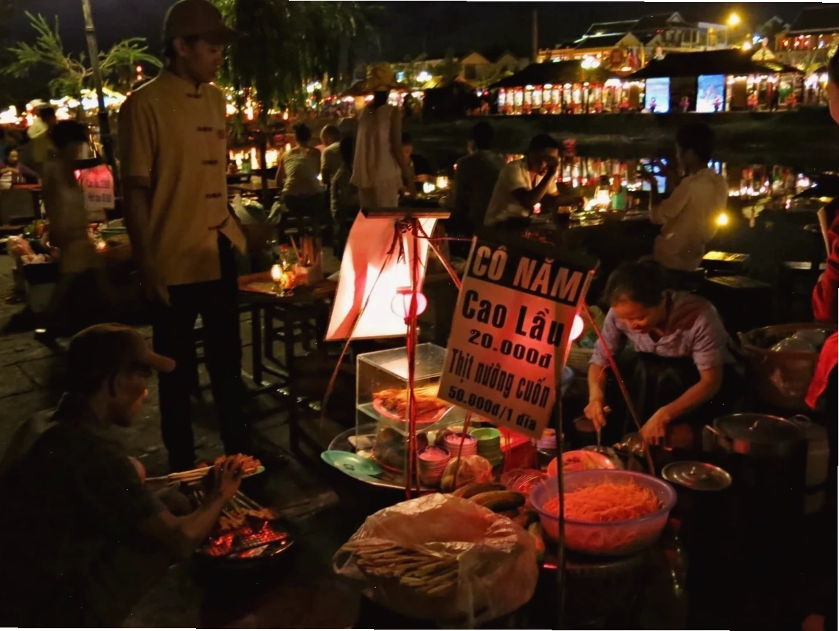 Khám phá không gian chợ đêm trong trải nghiệm ẩm thực đường phố Hội An