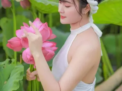 Bộ ảnh gái xinh cầm hoa tươi tắn, ngọt ngào và cuốn hút